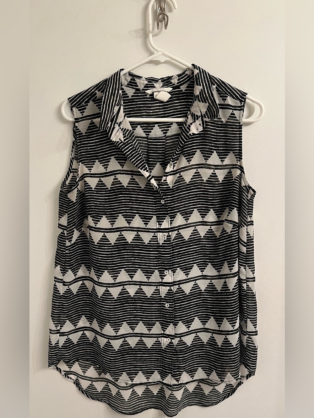 H&M Black & White Sleeveless Button-Down Geometric Shirt